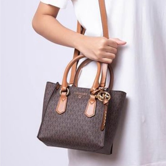 Micheal Kors Purse - Picture 3 of 3